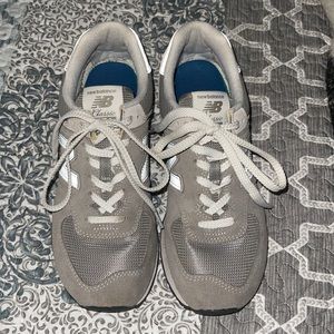 New Balance tennis shoes